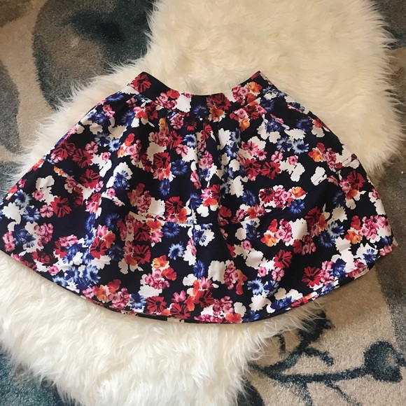 Floral skater skirt size 6. - Picture 3 of 3